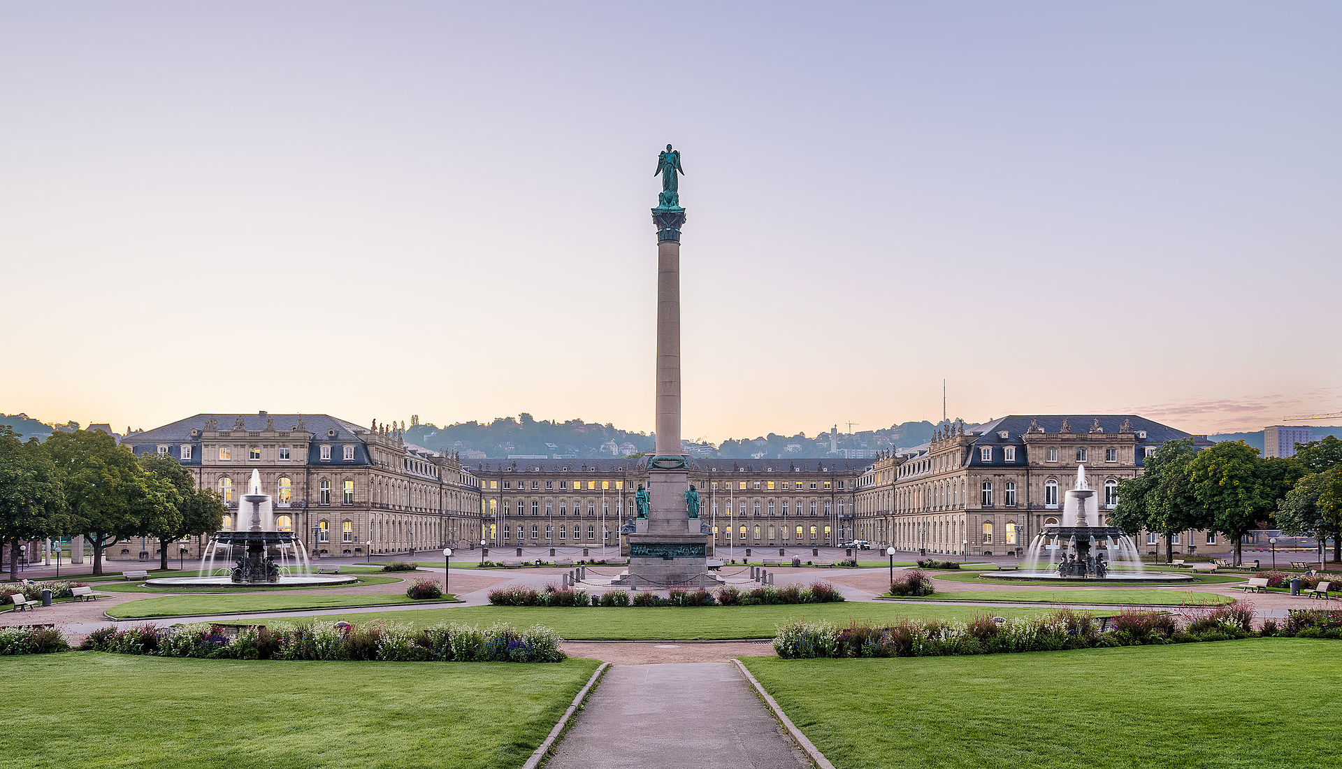 Neues Schloss mit Jubiläumssäule